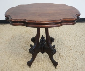 VICTORIAN WALNUT PARLOR TABLE