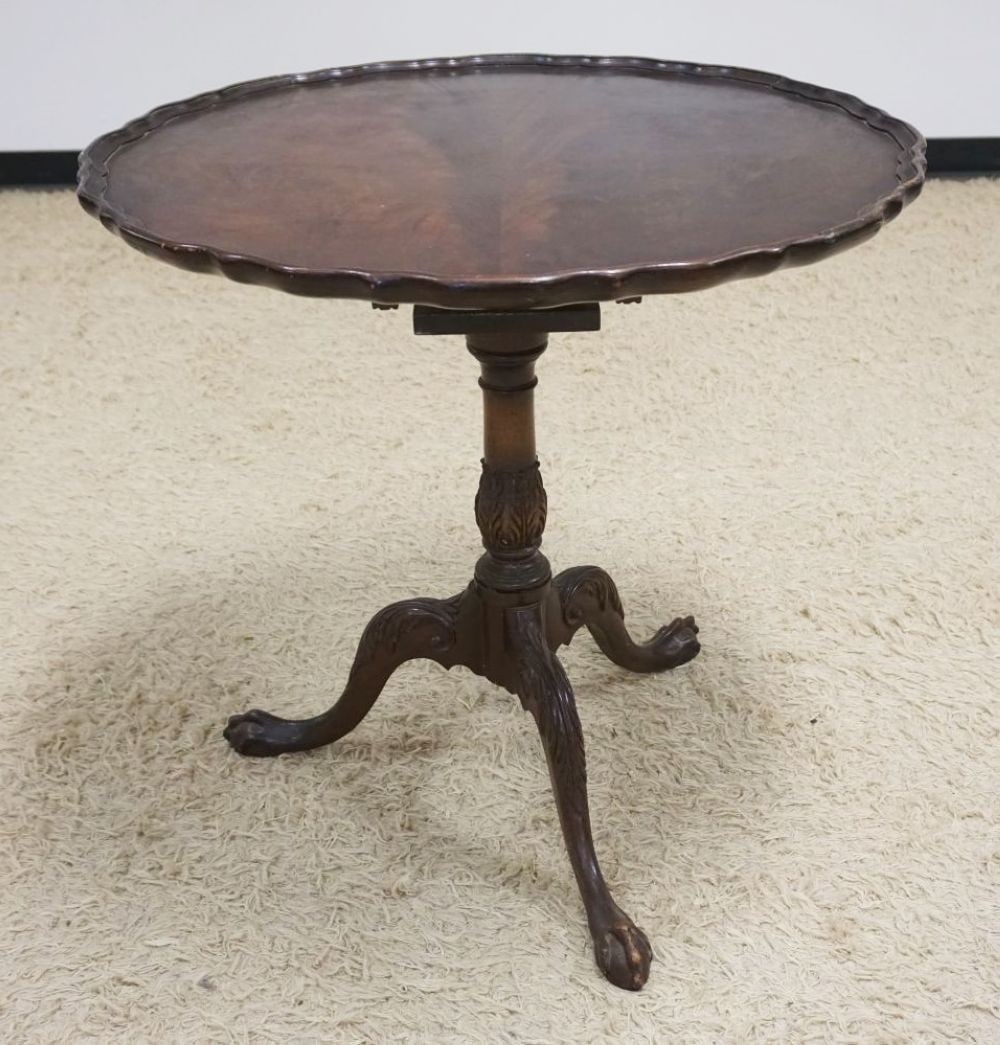 MAHOGANY PIE CRUST EDGE TILT TOP TABLE: MAHOGANY PIE CRUST EDGE TILT TOP TABLE, APPROXIMATELY 30 IN X 29 IN HIGH
