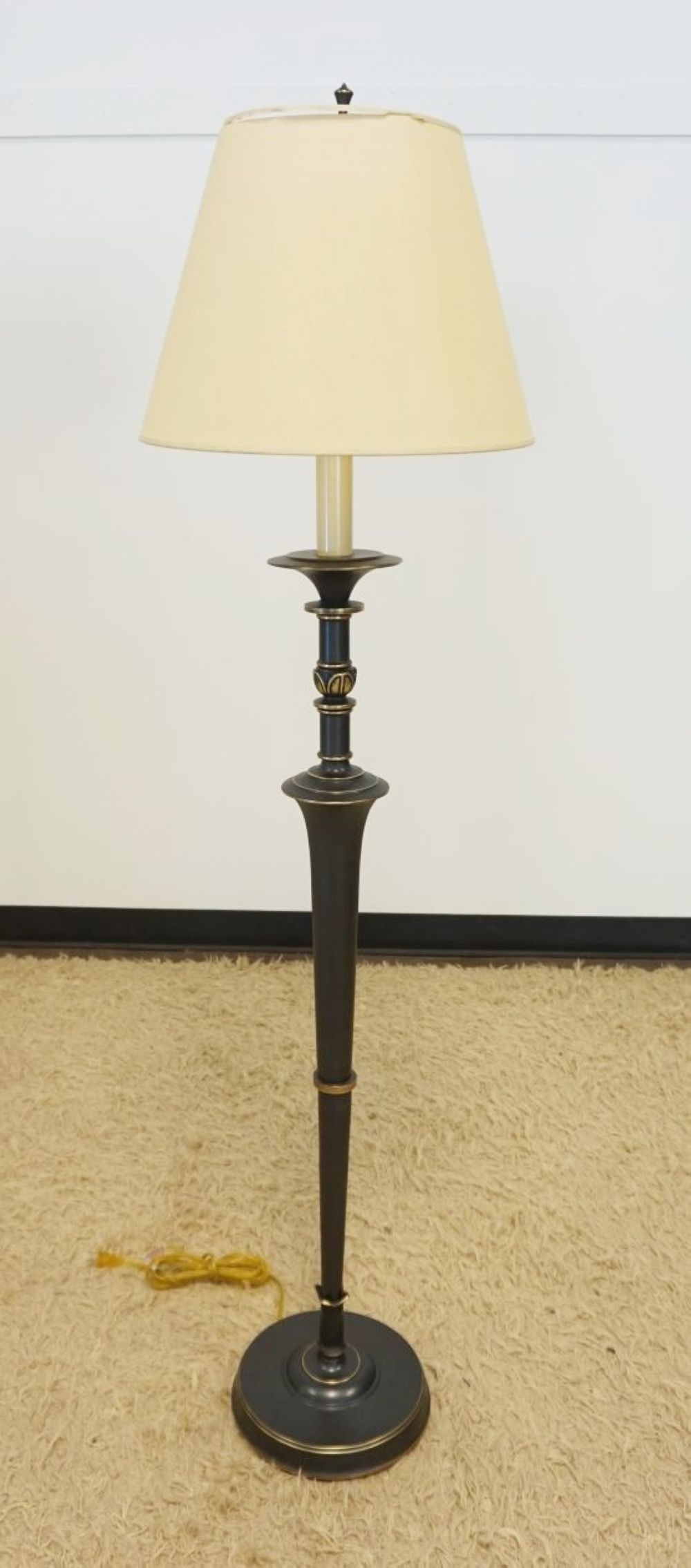 METAL FLOOR LAMP W/BRONZE FINISH: METAL FLOOR LAMP W/BRONZE FINISH, APPROXIMATELY 59 IN HIGH