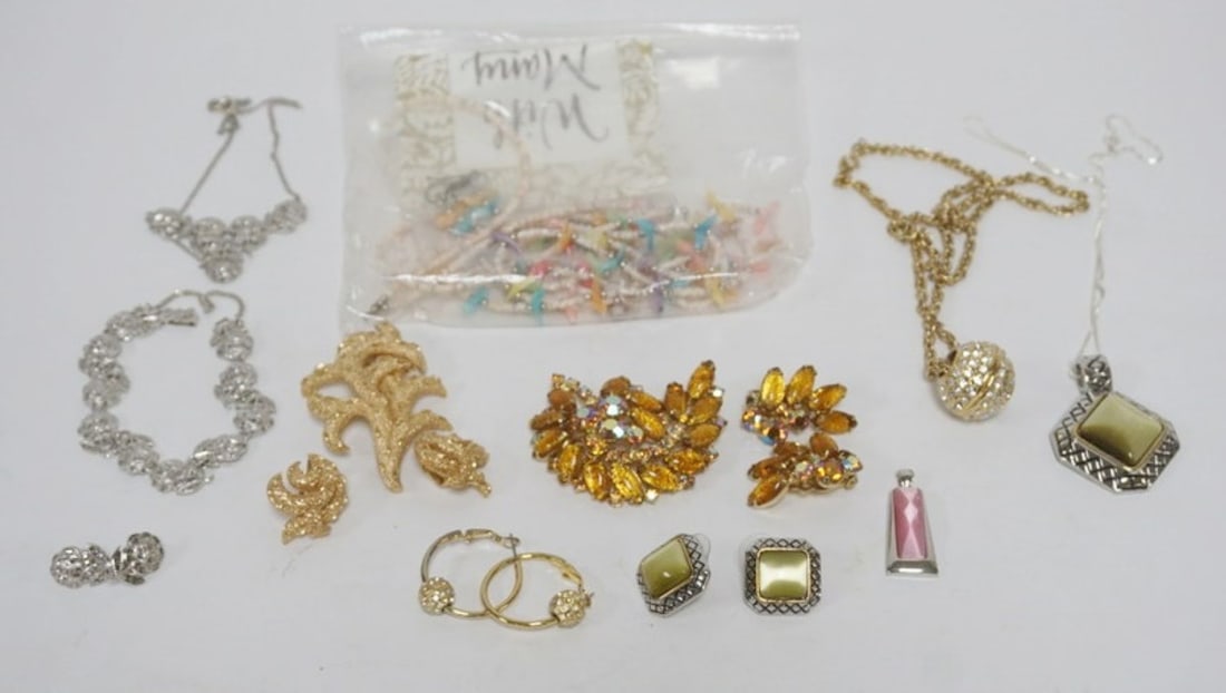 ASSORTED LADIES JEWELRY SETS (1 of 3)