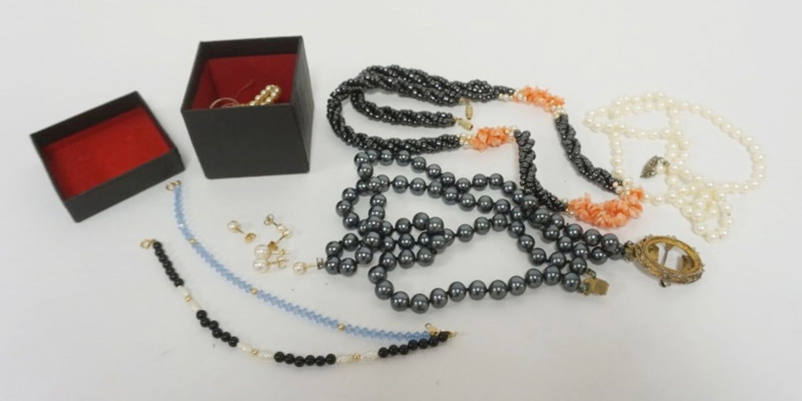 ASSORTED LADIE PEARL JEWELRY (1 of 3)