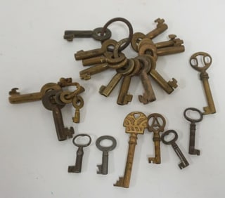 GROUP OF ASSORTED ANTIQUE KEYS