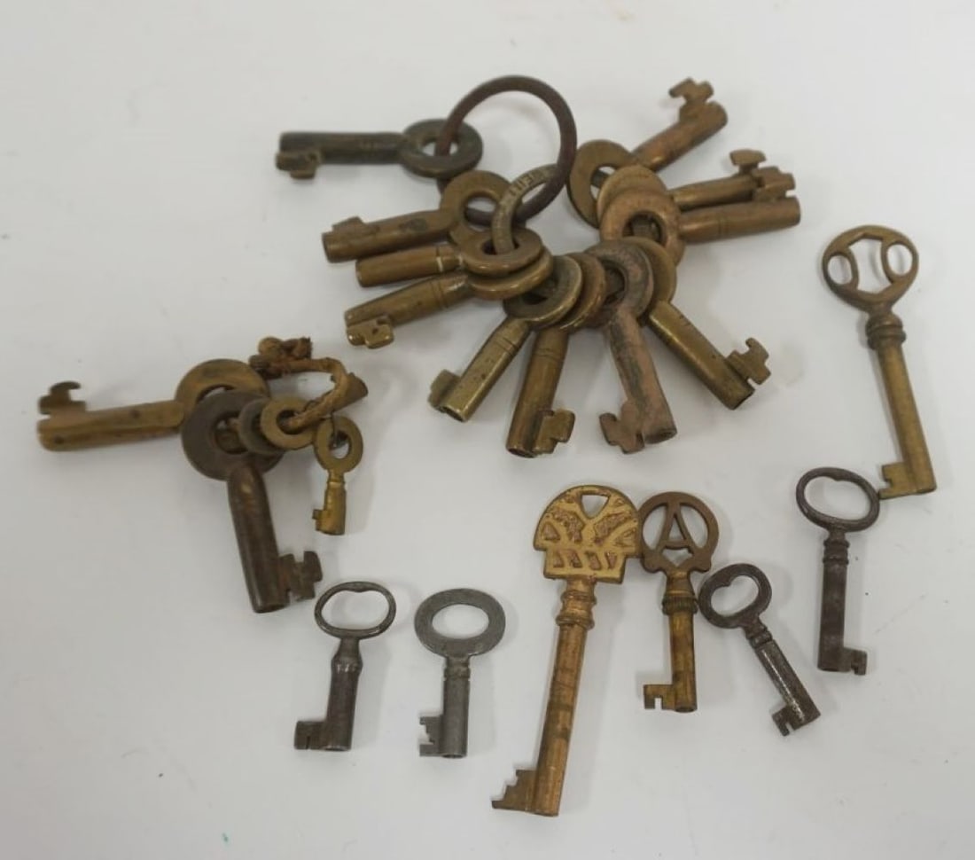 GROUP OF ASSORTED ANTIQUE KEYS: GROUP OF ASSORTED ANTIQUE KEYS MANY BRASS RR LOCK KEYS