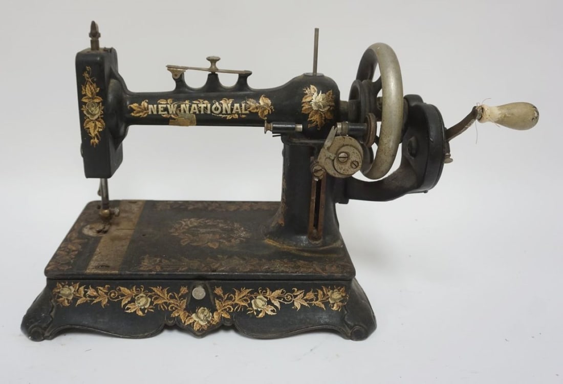 ANTIQUE NEW NATIONAL CAST IRON SEWING MACHINE: ANTIQUE NEW NATIONAL CAST IRON SEWING MACHINE, APPROXIMATELY 13 IN X 9 IN X 11 IN HIGH