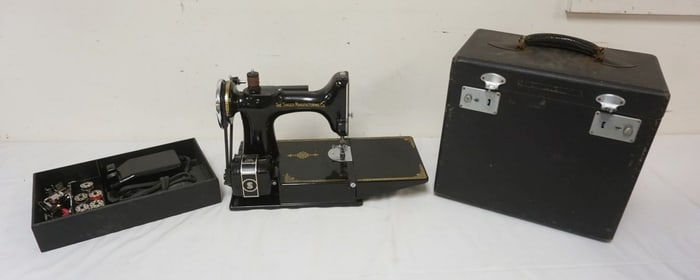 SINGER FEATHER WEIGHT SEWING MACHINE