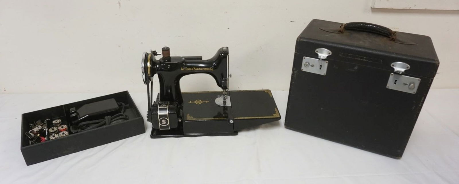 SINGER FEATHER WEIGHT SEWING MACHINE: SINGER FEATHER WEIGHT SEWING MACHINE IN BOX W/ATTACHMENTS, APPROXIMATELY 13 IN X 8 IN X 17 IN HIGH
