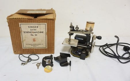 SINGER ELECTRIC NO 20 CHILDS SEWING MACHINE