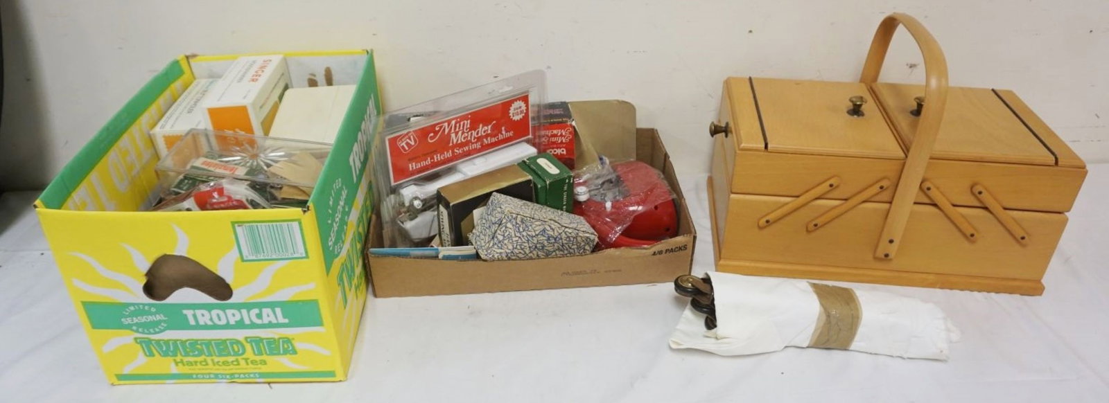 GROUP OF ASSORTED SEWING ITEMS & BOX: GROUP OF ASSORTED SEWING ITEMS & SEWING BOX WITH CONTENTS