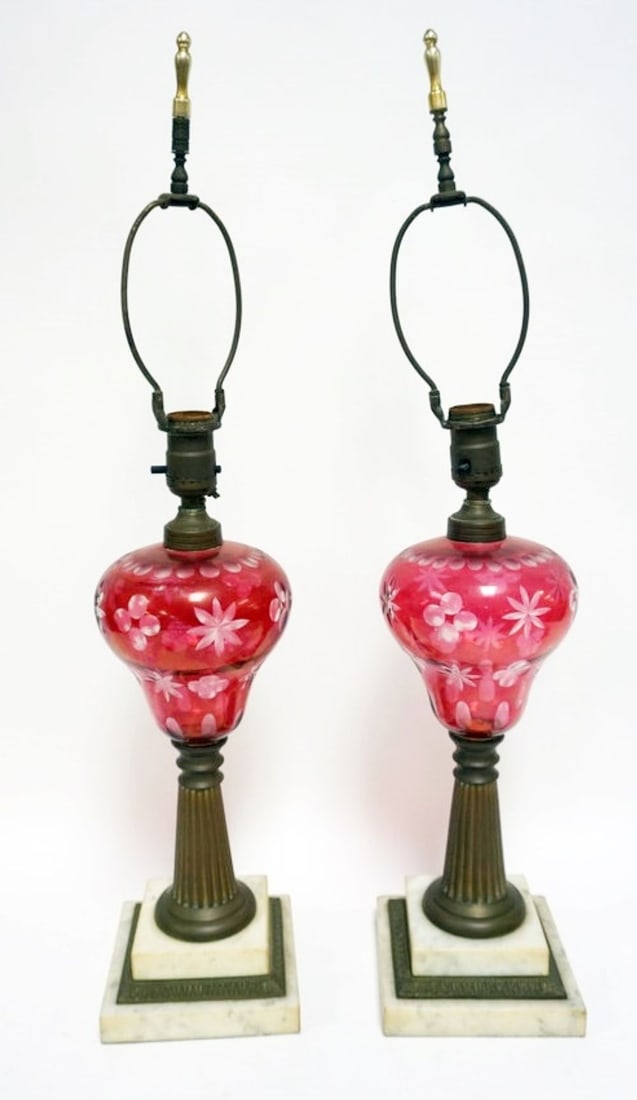 ANTIQUE KERSOSENE LAMPS: PAIR OF ANTIQUE KEROSENE LAMPS WITH CRANBERRY FLASHED TO CLEAR GLASS FONTS, FLUTED BRASS COLUMNS ON MARBLE BASES, APPROXIMATELY 27 IN H