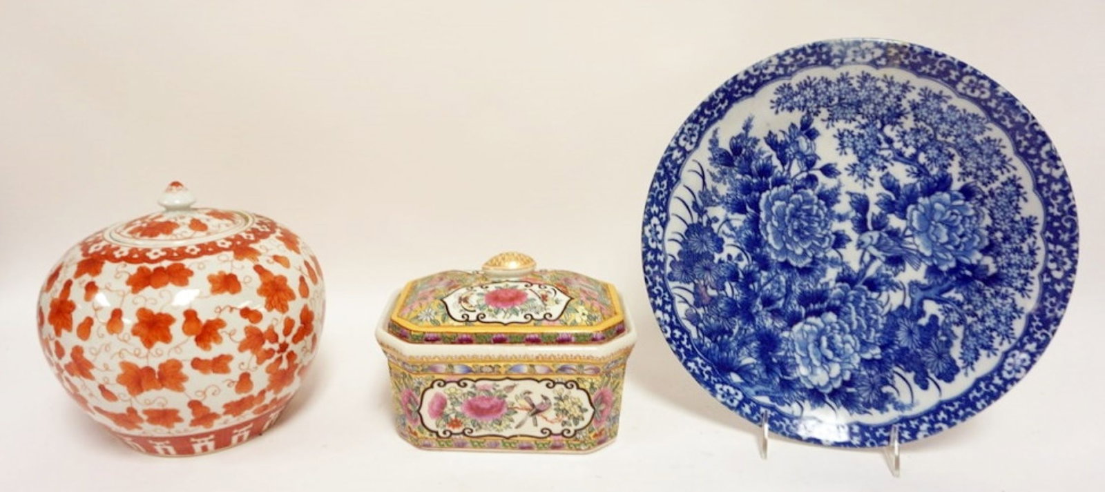 ASSORTED ASIAN PORCELAIN: GROUP OF ASSORTED ASIAN PORCELAIN, LARGEST PIECE APPROXIMATELY 12 IN