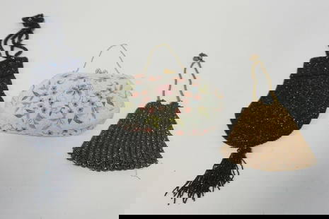 3 LADY'S EVENING BEADED BAGS: 3 LADY'S EVENING BEADED BAGS, LARGEST APPROXIMATELY 8 3/4 IN X 5 3/4 IN
