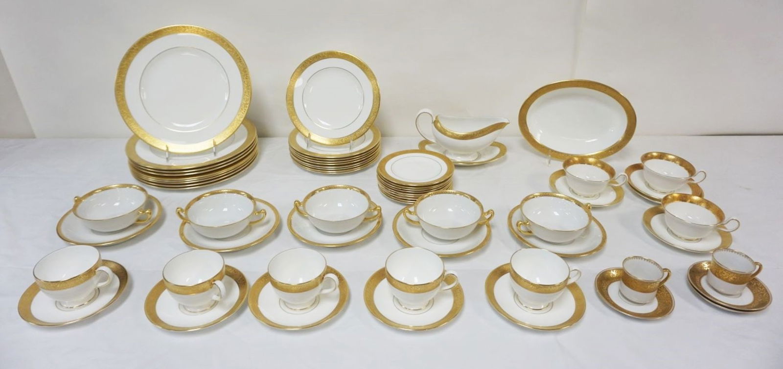 WEDGWOOD BONE CHINA *ASCOT* DINNERWARE: WEDGWOOD BONE CHINA *ASCOT* DINNERWARE, 63 PIECES INCLUDIG 9-10 3/4 IN PLATES, 9-8 1/4 IN PLATES, 9-6 1/4 IN PLATES, TEACUPS, BULLIONS & DEMITASSE