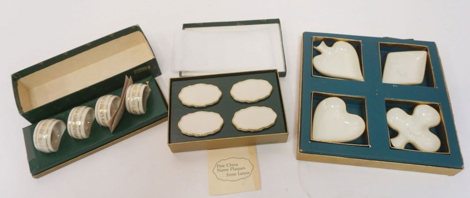 LENOX CHINA GROUP OF NAPKIN RINGS, ETC: LENOX CHINA GROUP OF NAPKIN RINGS, NAME PLAQUES, MONTE CARLO TRAY SET