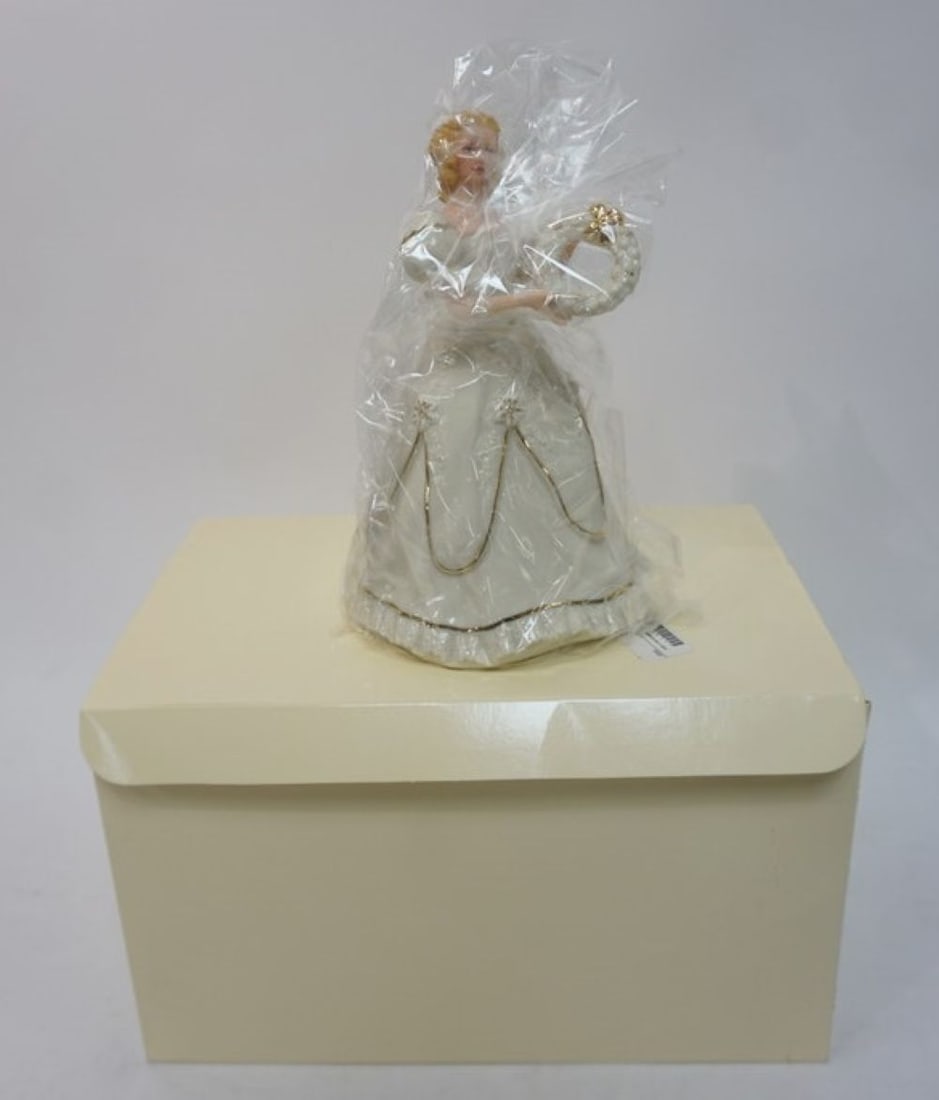 LENOX CLASSICS 1999 A CHRISTMAS WELCOME: LENOX CLASSICS 1999 A CHRISTMAS WELCOME, APPROXIMATELY 9 IN HIGH