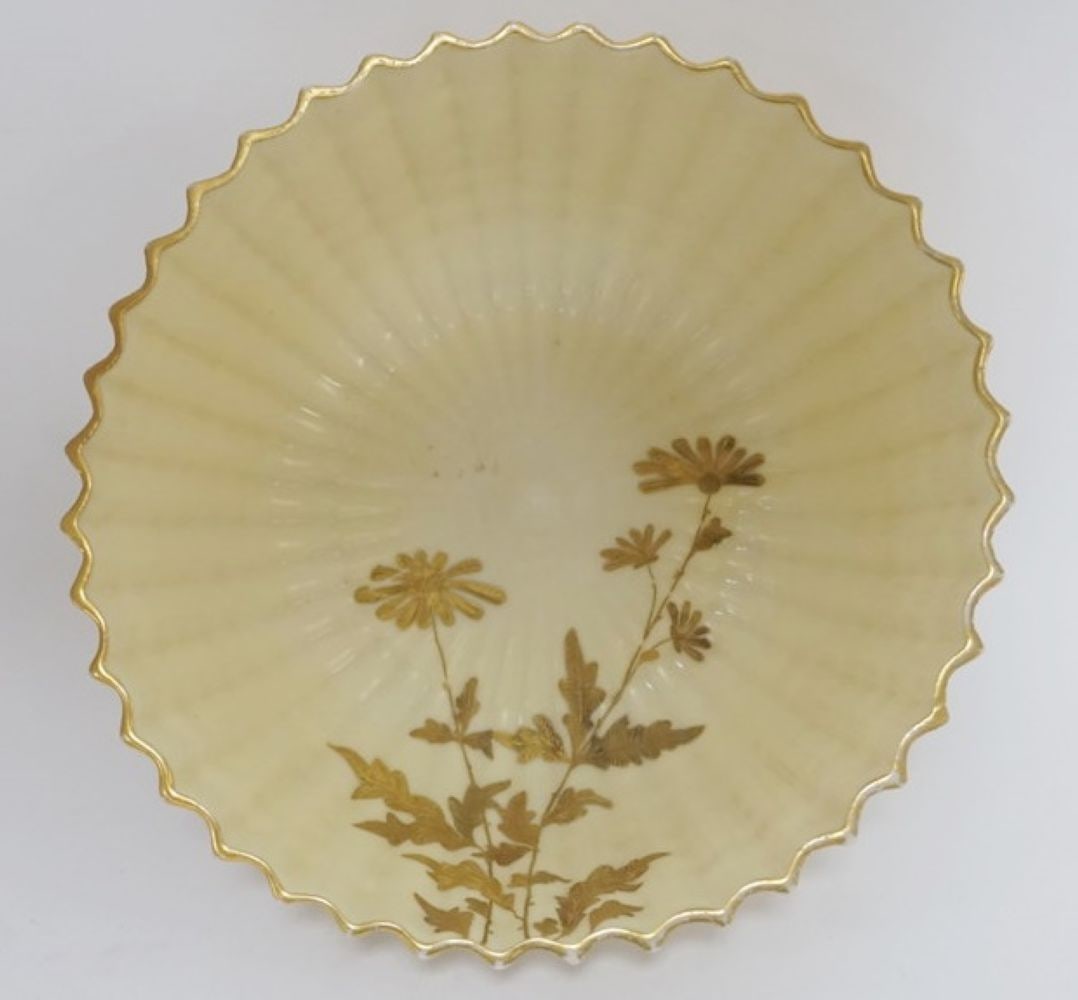 OTT & BREWER AMERICAN BELLEEK BOWL: OTT & BREWER AMERICAN BELLEEK SHELL AND SCALLOPED EDGE BOWL, APPROXIMATELY 10 IN X 4 IN H