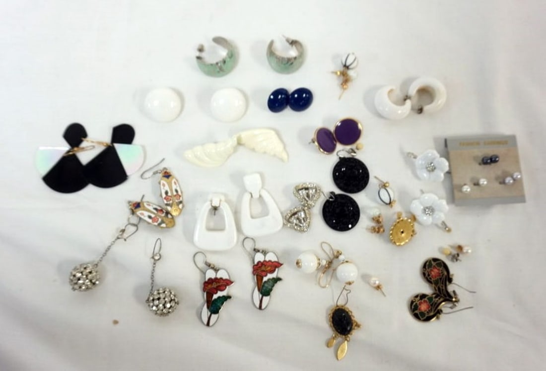 ASSORTMENT OF LADIES DESIGNER EARRINGS: ASSORTMENT OF 23 LADIES EARRINGS, SOME MARKED BY THE MAKER
