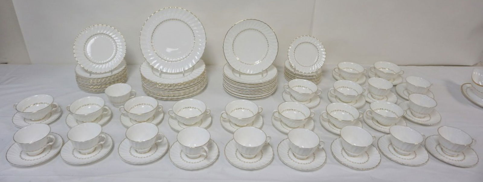 ROYAL DOULTON DINNERWARE (1 of 4)