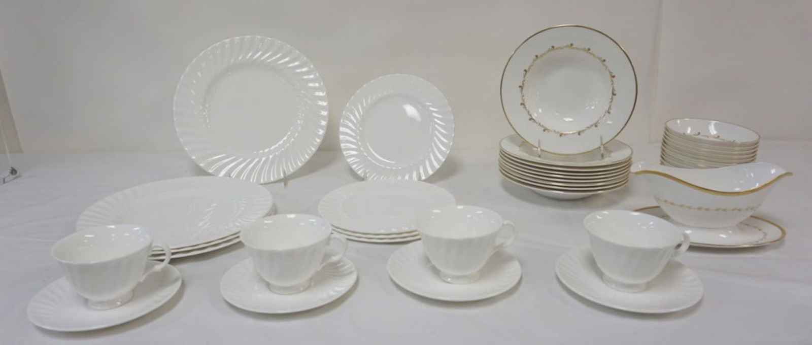 ROYAL DOULTON DINNERWARE ASSORTMENT: ROYAL DOULTON DINNERWARE ASSORTMENT INCLUDING 9 - 8 IN *RONDO* BOWLS, 12 - 5 1/4 IN *RONDO* BOWLS AND CASCADE DINNER PLATES, LUNCH PLATES, CUPS & SAUCERS *COVINGTON* GRAVY