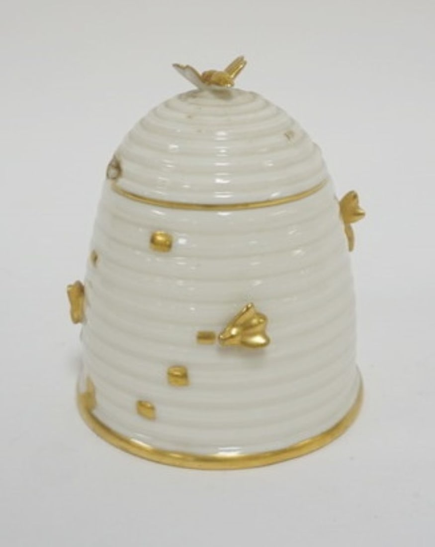 LENOX BEEHIVE HONEY JAR: LENOX BEEHIVE HONEY JAR, APPROXIMATELY 4 3/4 IN H