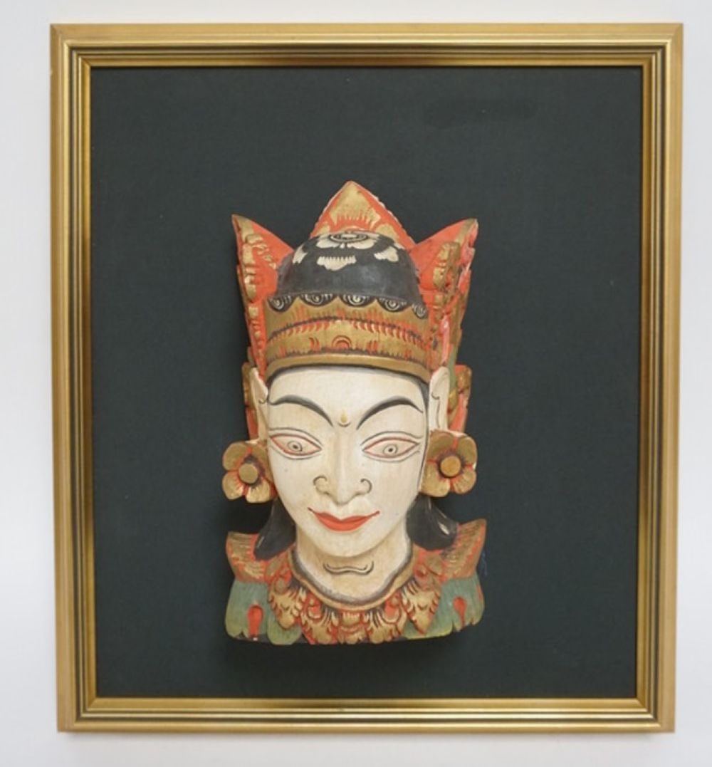 HAND CARVED WOOD INDONESIAN HEAD: HAND CARVED WOOD INDONESIAN HEAD FRAME, APPROXIMATELY 16 IN X 18 IN, OVERALL