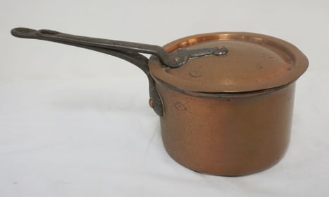 D. H. & M. CO. NY PRIMITIVE COPPER POT WITH LID