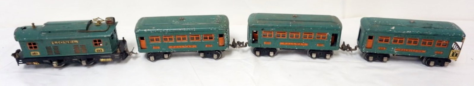 LIONEL O GUAGE ENGINE AND CARS: LIONEL O GUAGE #253 TRAIN ENGINE WITH 2 - 607 PULLMAN CARS AND 1 - 608 OBSERVATION CAR