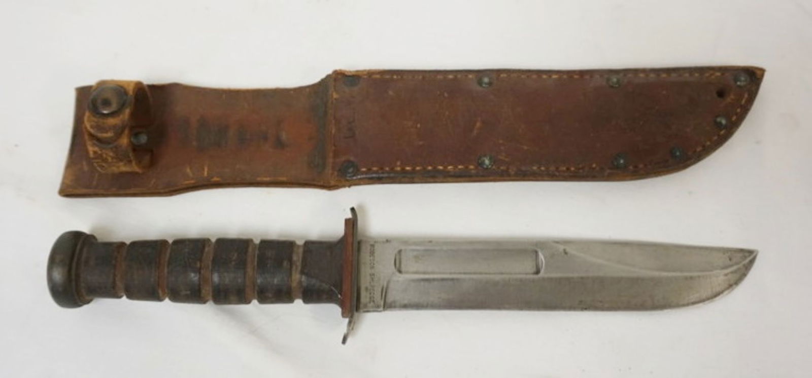 ROBESON SHURDEDGE U.S.N. KNIFE: ROBERSON SHURDEDGE U.S.N. KNIFE IN SHEATH, APPROXIMATELY 12 IN