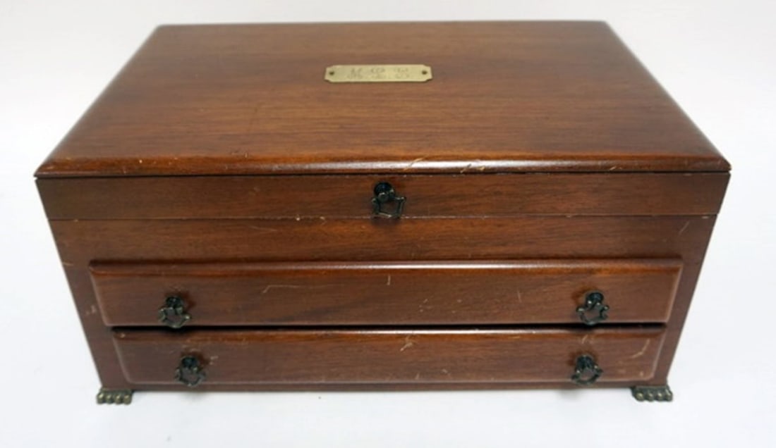 WOOD TABLE TOP JEWELRY CHEST: WOOD TABLE TOP JEWELRY CHEST, APPROXIMATELY 15 IN X 10 IN X 8 IN