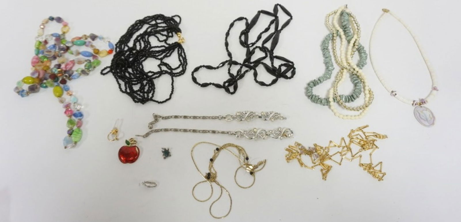 LADIES NECKLACE ASSORTMENT: 10 LADIES NECKLACES MANY MARKED BY MAKER INCLUDING 2 BLACK GLASS BEAD NECKLACES, AND 4 PENDANTS