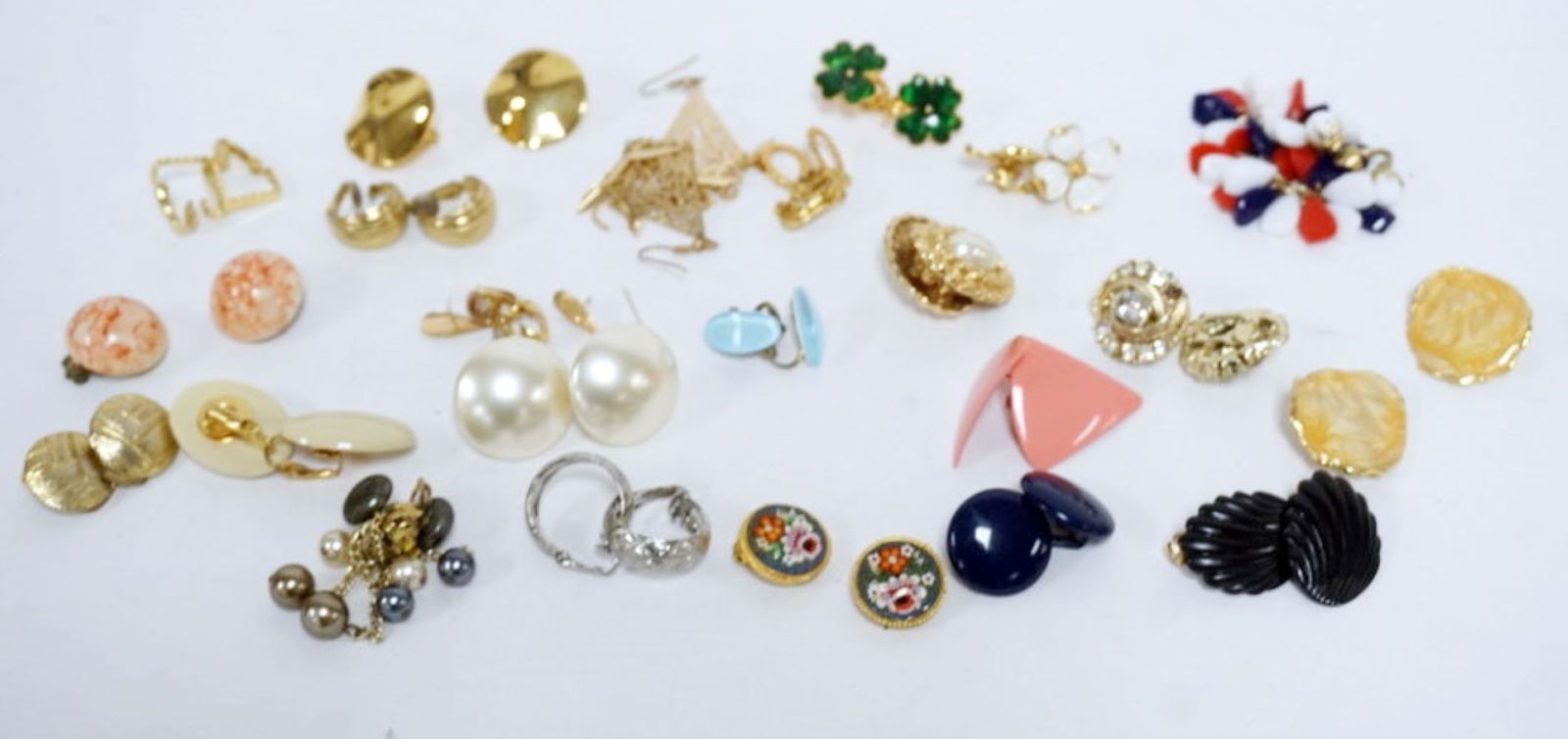 LADIES EARRING ASSORTMENT: 24 LADIES EARRINGS INCLUDING PIERCED AND CLIP, MANY MARKED BY MAKERS SUCH AS MONET & CAROLEE