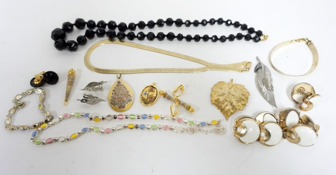 LADIES JEWELRY ASSORTMENT (1 of 3)