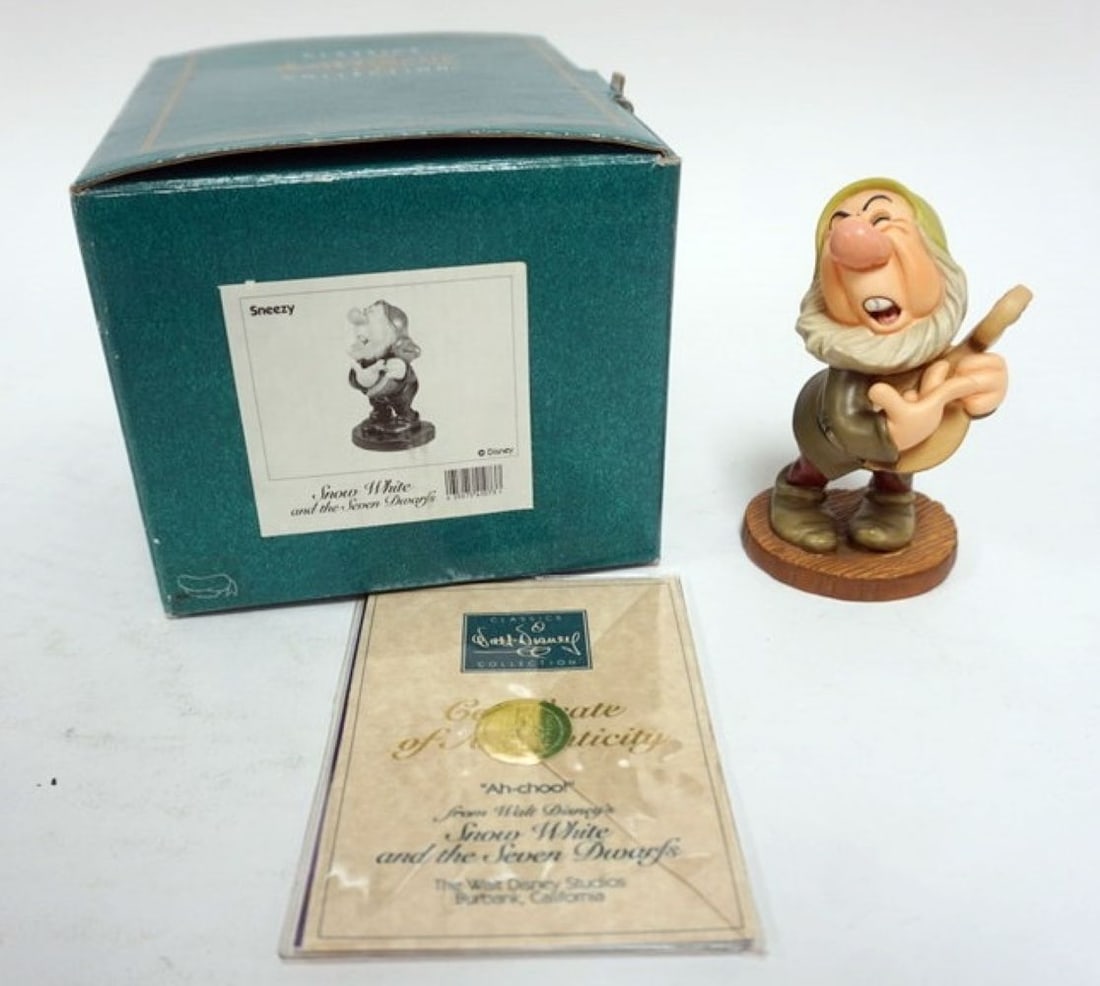 WALT DISNEY CLASSIC COLLECTION SNOW WHITE: WALT DISNEY CLASSIC COLLECTIONS, SNOW WHITE AND SEVEN DWARFS , *AH - CHOO!* APPROXIMATELY 5 IN H