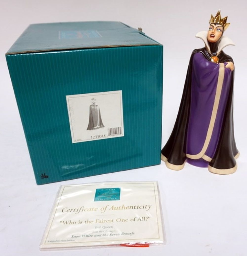 WALT DISNEY CLASSIC COLLECTION SNOW WHITE: WALT DISNEY CLASSIC COLLECTIONS, SNOW WHITE AND THE SEVEN DWARFS, EVIL QUEEN, *WHO IS THE FIAREST ONE OF ALL* APPROXIMATELY 9 1/2 IN H