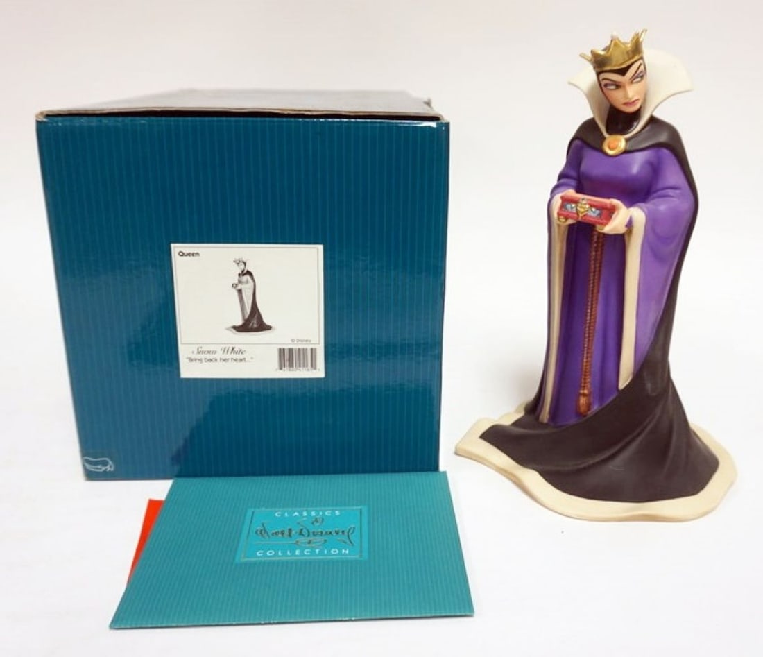 WALT DISNEY CLASSIC COLLECTION SNOW WHITE: WALT DISNEY CLASSIC COLLECTIONS, SNOW WHITE 60TH ANNIVERSARY QUEEN, *BRING BACK HER HEART* APPROXIMATELY 10 IN H