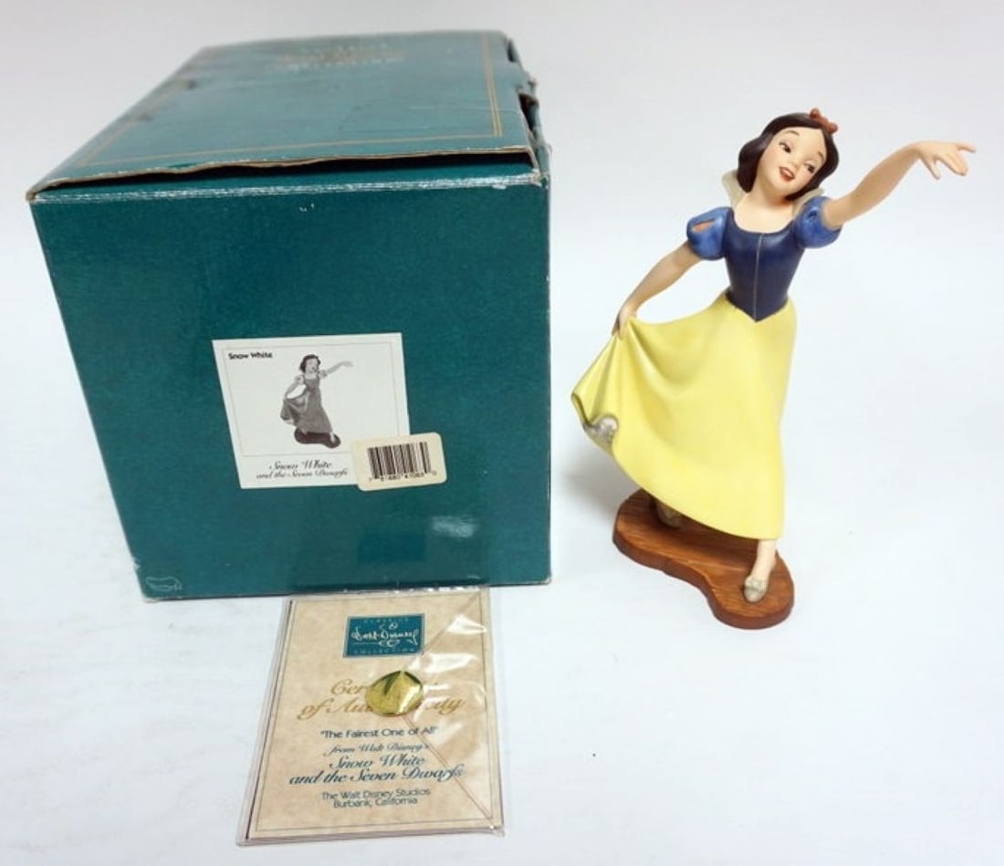 WALT DISNEY CLASSIC COLLECTION SNOW WHITE: WALT DISNEY CLASSIC COLLECTIONS, SNOW WHITE AND THE SEVEN DWARFS, *THE FAIREST ONE OF ALL* APPROXIMATELY 9 IN H