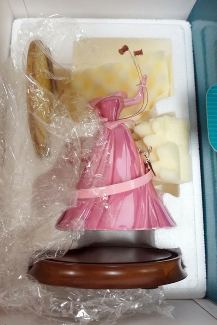 WALT DISNEY CLASSIC COLLECTION SLEEPING BEAUTY: WALT DISNEY CLASSIC COLLECTIONS, SLEEPING BEAUTY, *A DRESS A PRINCESS CAN BE PROUD OF*