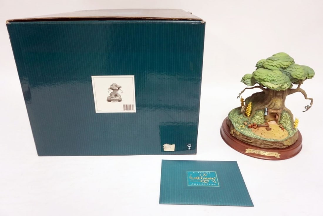 WALT DISNEY CLASSIC COLLECTION WINNIE THE POOH: WALT DISNEY CLASSIC COLLECTIONS, WINNIE THE POOH AND THE HONEY TREE, *POOH BEARS HOUSE*