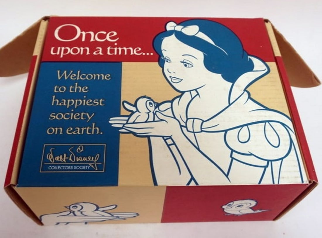 WALT DISNEY CLASSIC COLLETIONS SNOW WHITE: WALT DISNEY CLASSIC COLLECTIONS SNOW WHITE AND THE SEVEN DWARFS *WON'T YOU SMILE FOR ME*, APPROXIMATELY 5 IN H