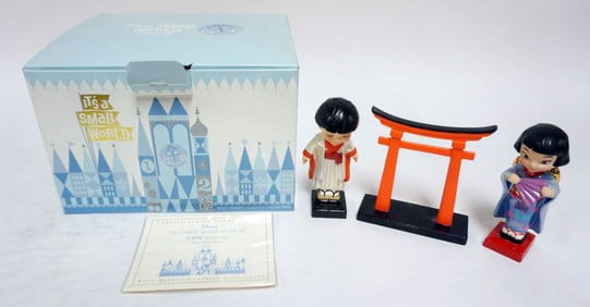 WALT DISNEY CLASSIC COLLETIONS SMALL WORLD