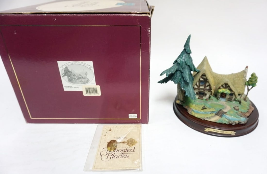 WALT DISNEY CLASSIC COLLETIONS ENCHANTED PLACES (1 of 3)
