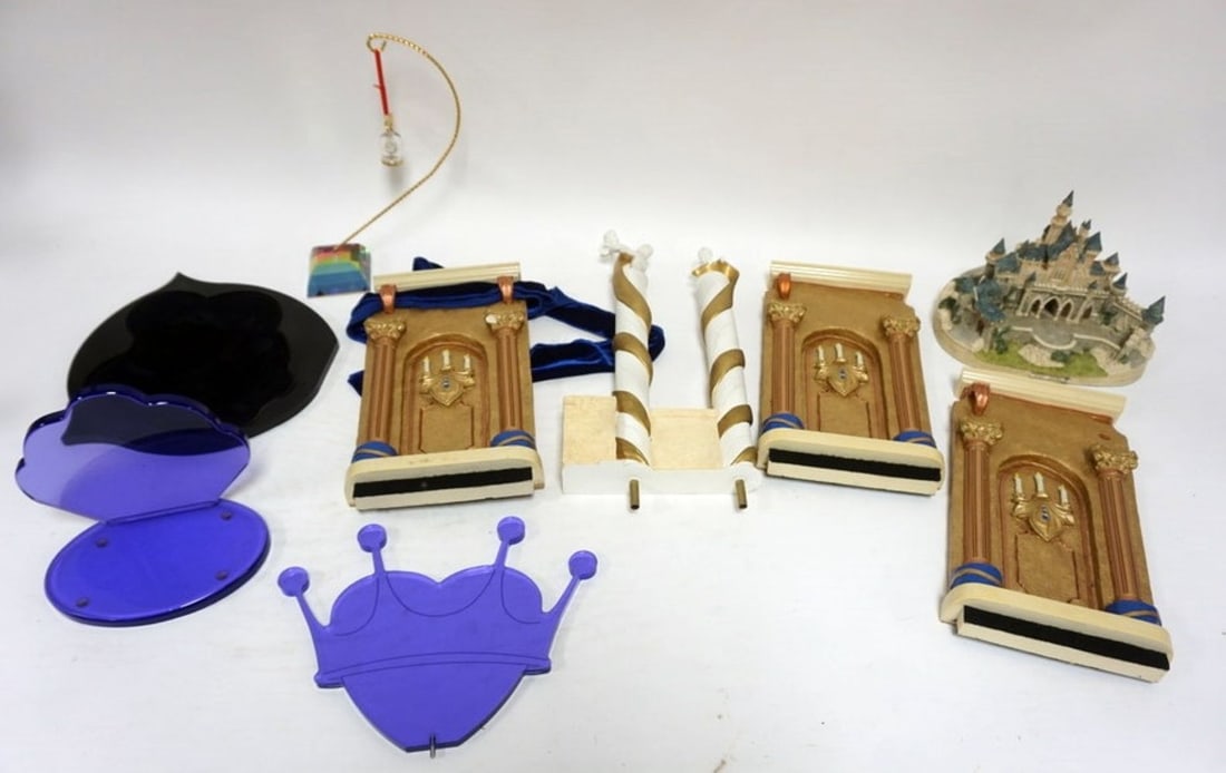 ASSORTED DISNEY GROUP: ASSORTED DISNEY GROUP INCLUDING SLEEPING BEAUTY CASTLE, ALADIN LAMP ORNAMENT, STANDS, ETC. SOME PIECES HAVE LOSSES