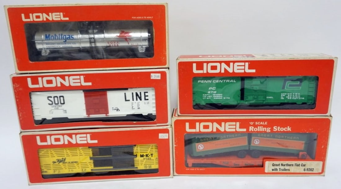 LIONEL TRAIN O GAUGE: LIONEL TRAIN O GAUGE 5 CARS, GREAT NORTHERN FLAT CAR WITH TRAILERS 6-9282, MOBIL GAS PLATED TANK CAR 6-9156, MKT CATTLE CAR 6-91725, PENN CENTRAL BOX CAR 6-9716 AND 500 BOX CAR 6-9702
