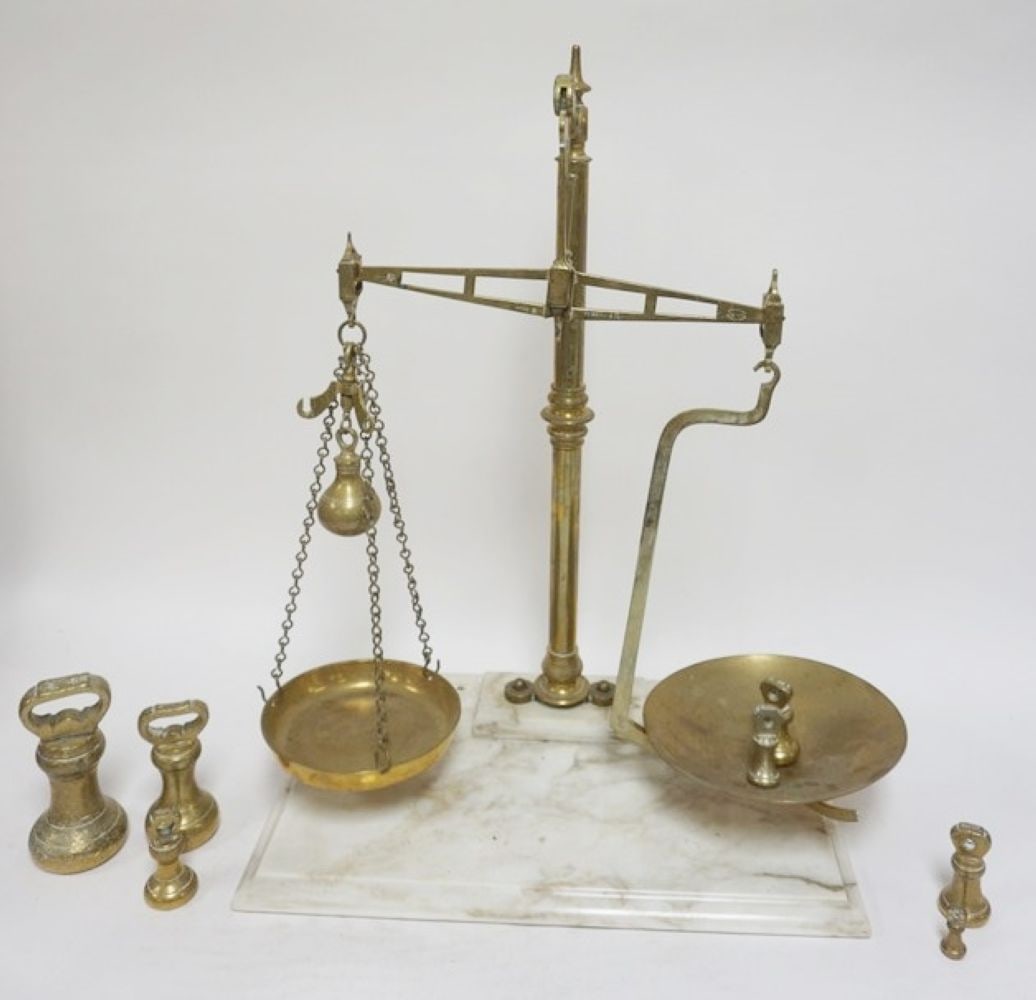 ANTIQUE BALANCE SCALE: ANTIQUE BALANCE SCALE ON MARBLE BASE, WT AVERY MAKERS W/WEIGHTS, APPROXIMATELY 18 IN X 12 IN X 26 IN HIGH