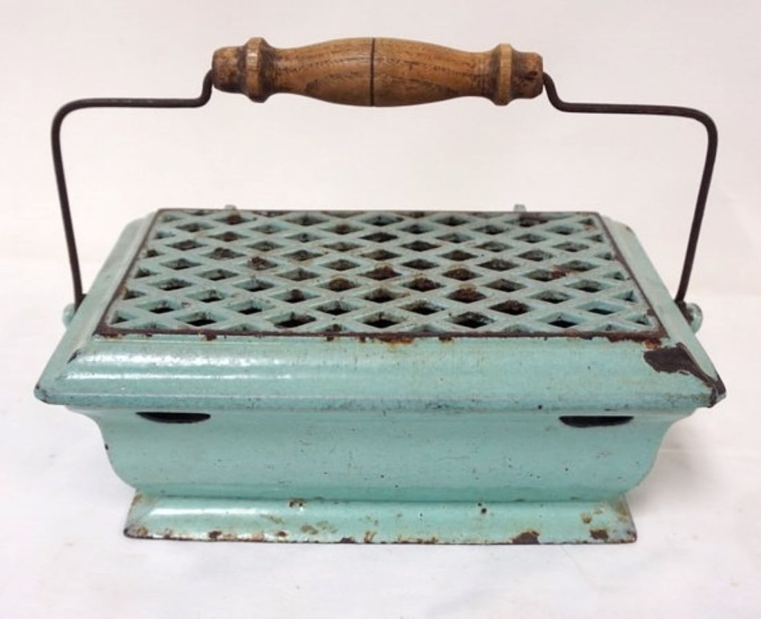 CAST IRON GREEN ENAMELED FOOTWARMER: CAST IRON GREEN ENAMELED FOOTWARMER, APPROXIMATELY 10 IN X 7 IN X 4 IN
