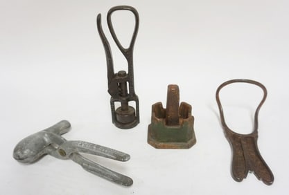 GROUP OF ASSORTED ANTIQUE METAL KITCHEN ITEMS