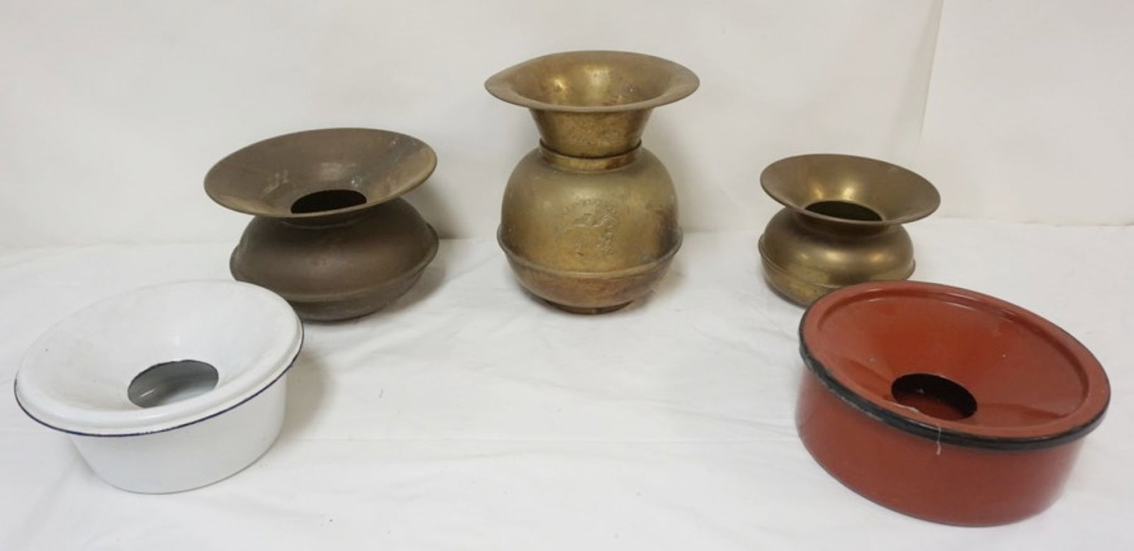 GROUP OF ASSORTED BRASS & ENAMEL SPITTOONS: GROUP OF ASSORTED BRASS & ENAMEL SPITTOONS, TALLEST APPROXIMATELY 10 1/2 IN