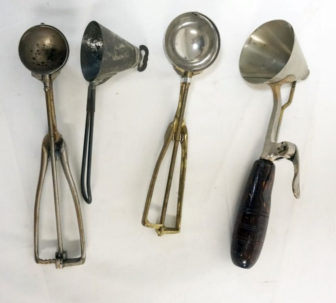 ASSORTED VINTAGE ICE CREAM SCOOPS: GROUP OF ASSORTED VINTAGE ICE CREAM SCOOPS, LARGEST APPROXIMATELY 11 IN
