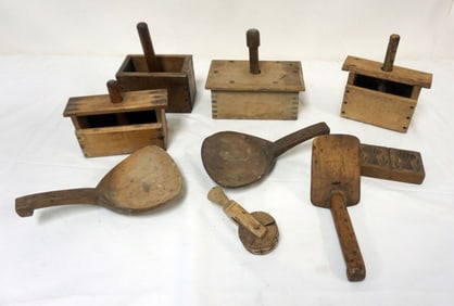 ASSORTED PRIMITIVE WOOD BUTTER MOLDS AND SCOOPS