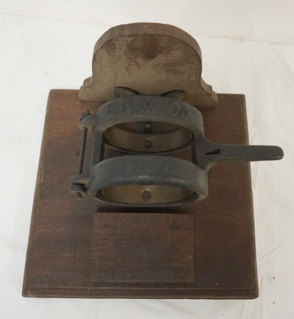 ANTIQUE CAST IORN ASPARAGUS BUNCHER (1 of 3)