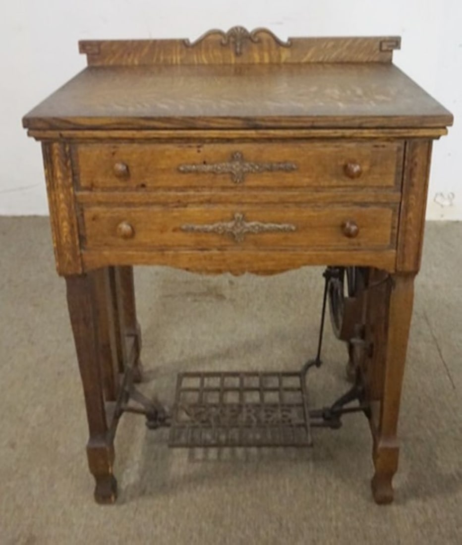 FREE SEWING MACHINE CO TREADLE SEWING MACHINE (1 of 3)